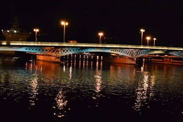 Nachtansicht der blagoveshchensky brücke in st petersburg — Stockfoto