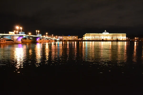 Wgląd nocy rzeki Newy w Sankt Petersburgu — Zdjęcie stockowe