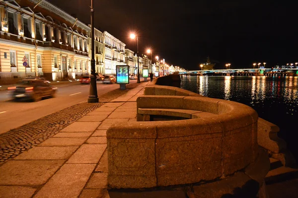Vue de nuit du remblai anglais à Saint-Pétersbourg — Photo