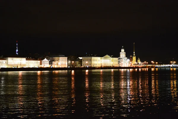 Νυχτερινή άποψη του αναχώματος Πανεπιστήμιο στην Αγία Πετρούπολη — Φωτογραφία Αρχείου