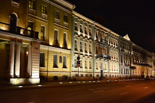 Vue de nuit de la rue à Saint-Pétersbourg — Photo
