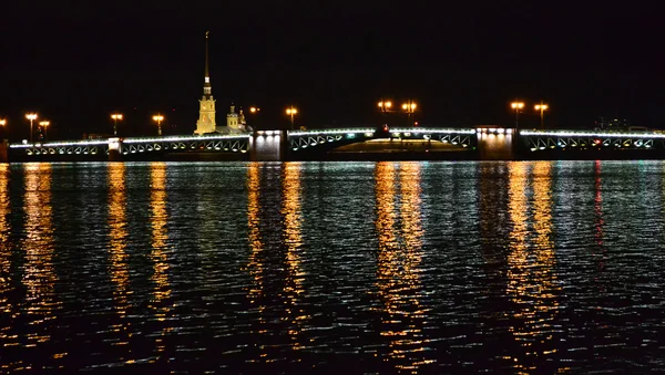 Γέφυρα του παλατιού το βράδυ στην Αγία Πετρούπολη — Φωτογραφία Αρχείου