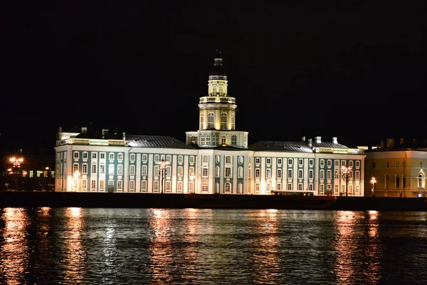 Vista noturna do rio Neva e Kunstkamera em São Petersburgo — Fotografia de Stock