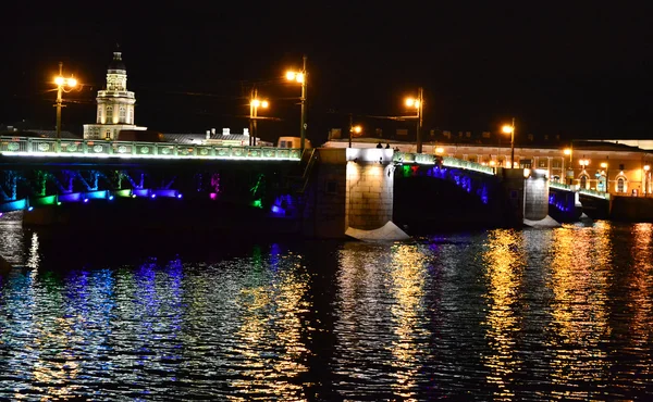 Puente del Palacio por la noche en San Petersburgo — Foto de Stock