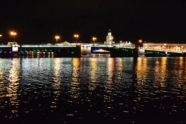 在晚上在圣彼得堡宫桥 — 图库照片