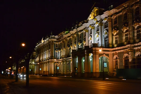 Le Musée national de l'Ermitage la nuit à Saint-Pétersbourg — Photo