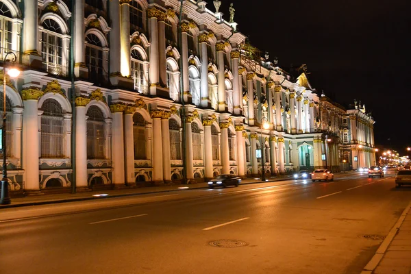Нічний погляд набережна палаці в Санкт-Петербурзі — стокове фото