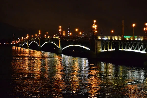 Nocny widok na most Troicki — Zdjęcie stockowe