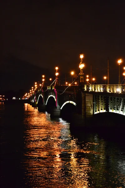 Νυχτερινή άποψη της γέφυρας troitsky — Φωτογραφία Αρχείου