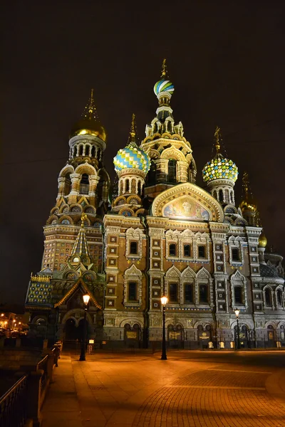 Église orthodoxe "Spas na Krovi" la nuit, Saint-Pétersbourg — Photo