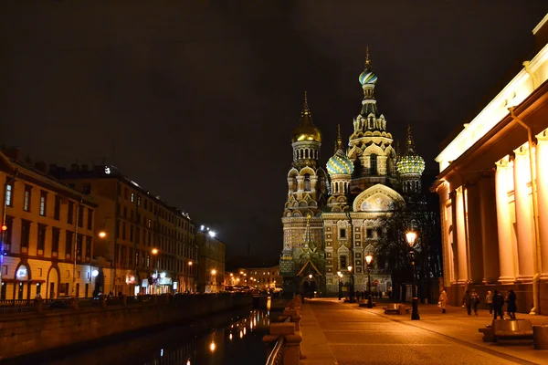 东正教教会"温泉 na krovi"到了晚上，圣彼得堡 — 图库照片