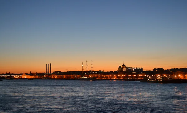 Vista sul fiume Neva e sull'isola Vasilevskij dopo il tramonto — Foto Stock
