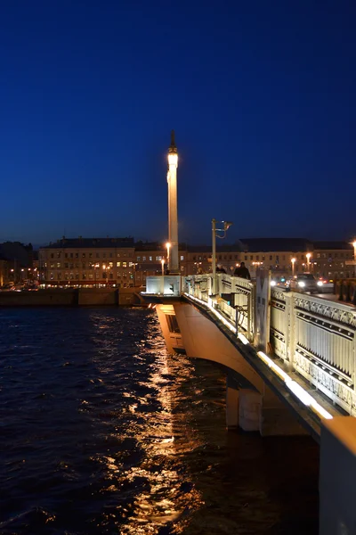 Vista notturna del ponte Blagoveshchensky a San Pietroburgo — Foto Stock