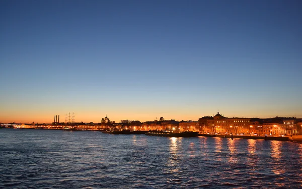 日没後川ネヴァと vasilevsky 島の景色 — ストック写真