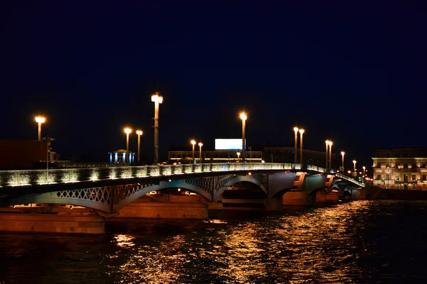 Vue de nuit du pont Blagoveshchensky à Saint-Pétersbourg — Photo