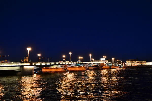 Vista notturna del ponte Blagoveshchensky a San Pietroburgo — Foto Stock