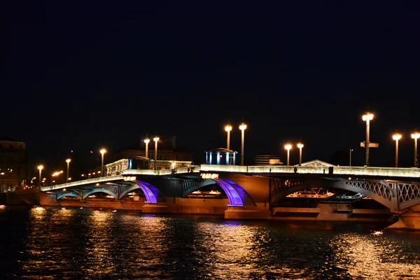 Vista nocturna del puente Blagoveshchensky en San Petersburgo —  Fotos de Stock