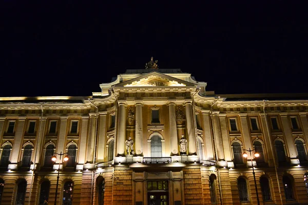 Vue de nuit de l'Académie des arts de Saint-Pétersbourg — Photo