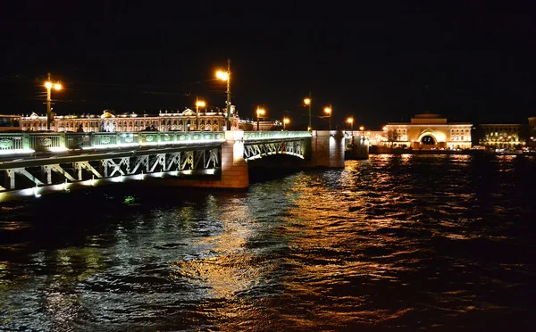 Palace bridge på natten i Sankt Petersburg — Stockfoto