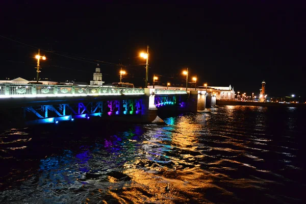 Puente del Palacio por la noche en San Petersburgo — Foto de Stock