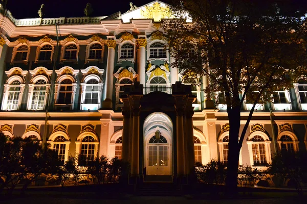 O Museu Estadual Hermitage à noite em São Petersburgo — Fotografia de Stock