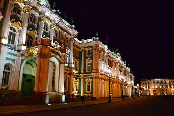 O Museu Estadual Hermitage à noite em São Petersburgo — Fotografia de Stock