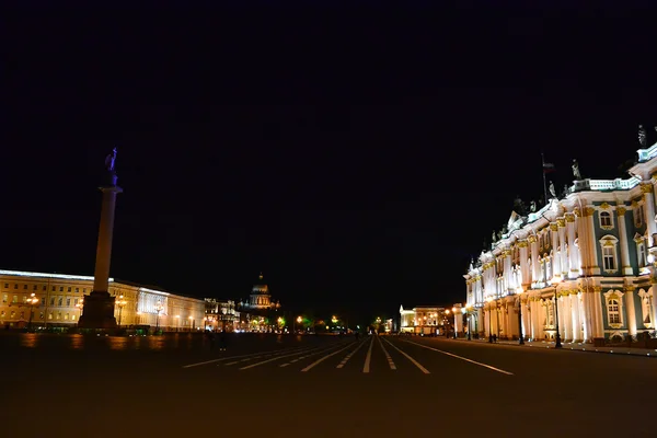 Place du Palais à Saint-Pétersbourg la nuit — Photo