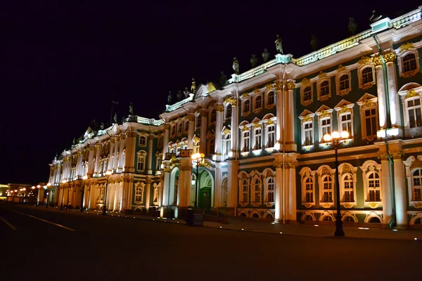 Het Staatsmuseum de Hermitage in Sint-Petersburg 's nachts — Stockfoto