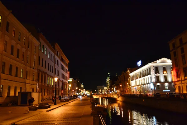 Nacht uitzicht op Gribojedov kanaal in Sint-Petersburg — Stockfoto