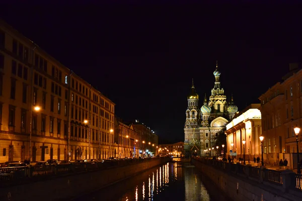 Nacht uitzicht op Gribojedov kanaal in st.petersburg, Rusland — Stockfoto