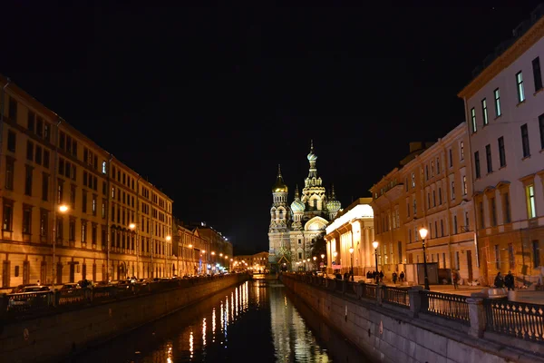 Vista noturna do Canal Griboyedov em São Petersburgo, Rússia — Fotografia de Stock