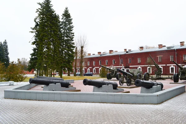 Kanonnen in memorial complexe brestskaya Fort — Stockfoto