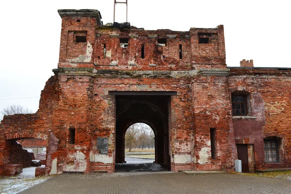 Gamla förstörda gate i brest fortress — Stockfoto