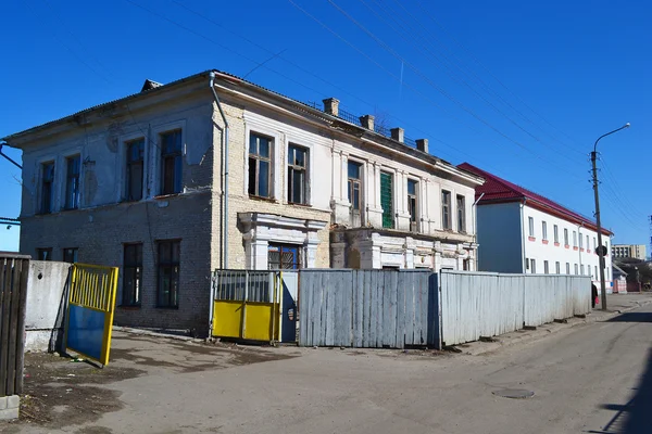Edificio en la parte antigua de Pinsk en soleado día de primavera — Foto de Stock