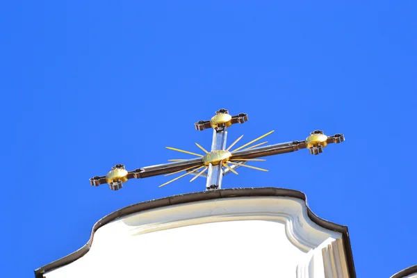 Хрест на фоні блакитного неба — стокове фото