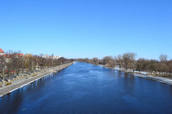 Uitzicht op de rivier ping op een zonnige lentedag — Stockfoto