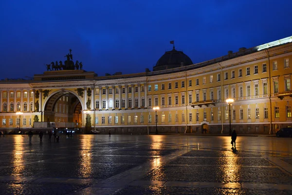 La Plaza del Palacio en San Petersburgo por la noche —  Fotos de Stock