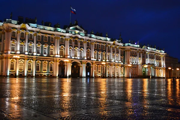 Le Musée national de l'Ermitage la nuit à Saint-Pétersbourg — Photo