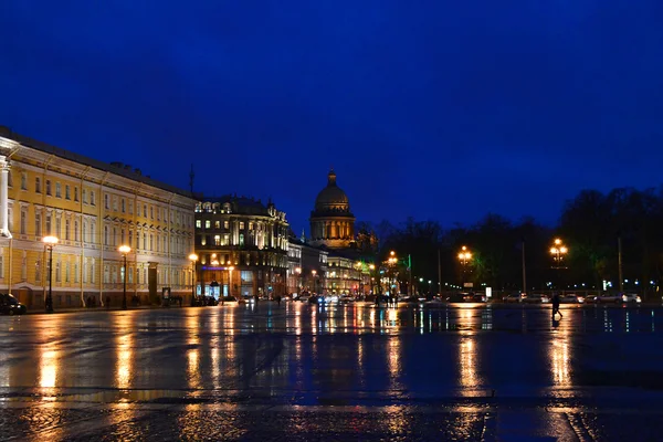 Вид на Санкт-Петербург ночью — стоковое фото