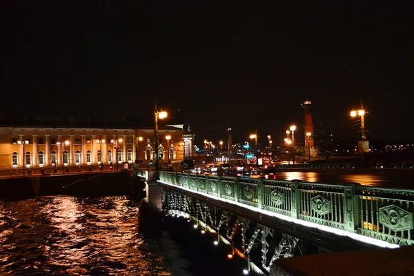 サンクトペテルブルグで夜の宮殿を橋します。 — ストック写真