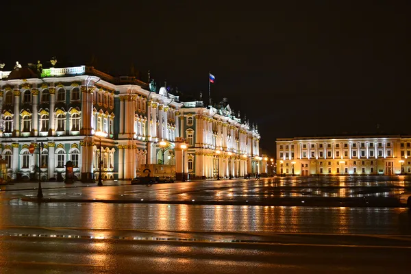 Museo Estatal del Hermitage por la noche en San Petersburgo —  Fotos de Stock
