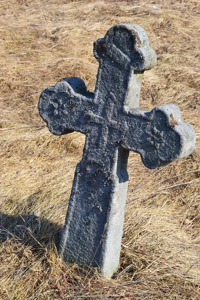 Antigua tumba de piedra cruz —  Fotos de Stock