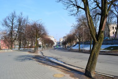 Minsk'te Caddesi güneşli bir bahar gününde