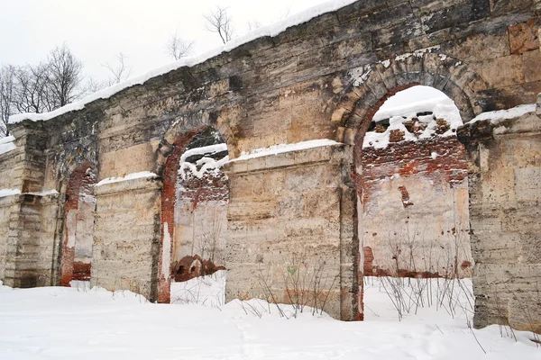 Alte Ruinen im Gatchina-Park — Stockfoto