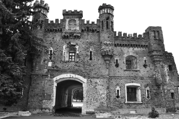 Puerta de Kholmskiye en la fortaleza de Brest. Blanco y negro . — Foto de Stock