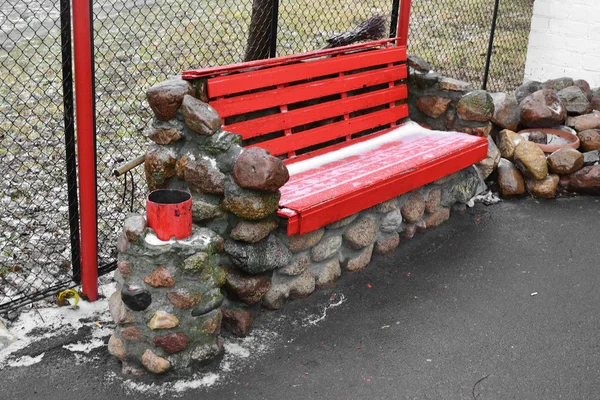 Красная скамейка в парке — стоковое фото
