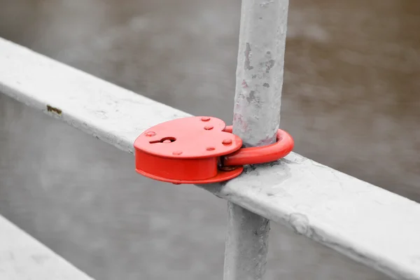 Red lock is closed on to a fence — Stock Photo, Image
