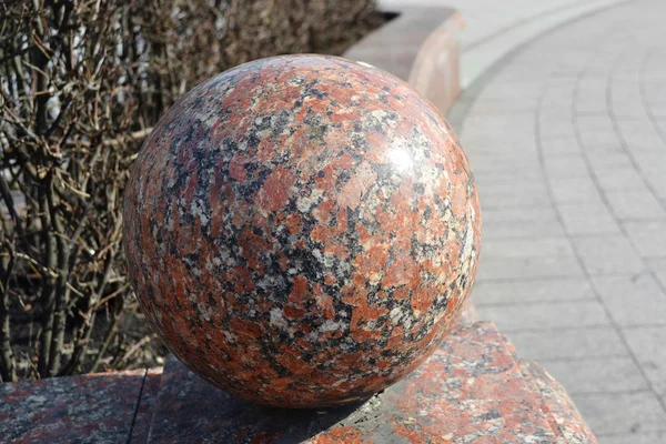 Sphère de granit rouge, Place de l'Indépendance à Minsk — Photo