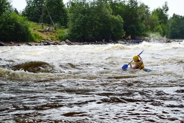 Kayaker op rivier vuoksi — Stockfoto