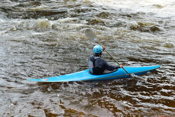 Kayaker op rivier vuoksi — Stockfoto